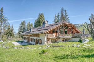 El edificio en el que está el chalet de montaña