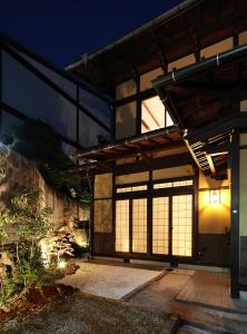 una casa japonesa con una puerta por la noche en Seiran静蘭, en Takayama