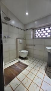 a bathroom with a toilet and a sink at Ferienwohnung Nordstern in Papenburg