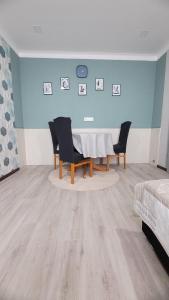 a dining room with a table and four chairs at Ferienwohnung Nordstern in Papenburg