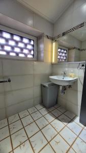 a bathroom with a sink and a mirror and a sink at Ferienwohnung Nordstern in Papenburg