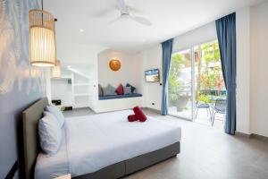 Ένα ή περισσότερα κρεβάτια σε δωμάτιο στο Villa Guenlaur 3 studios with kitchenette and pool +21 φωτογραφίες