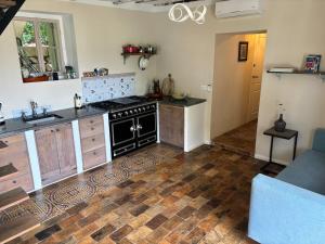 une cuisine avec une cuisinière et un évier dans l'établissement Spiti Espede, à Ágios Márkos