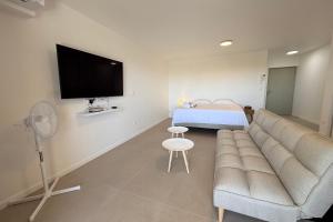 Μια τηλεόραση ή/και κέντρο ψυχαγωγίας στο Studio Vairagi City brand new in the center of Papeete WiFi -Netflix -AC +18 φωτογραφίες