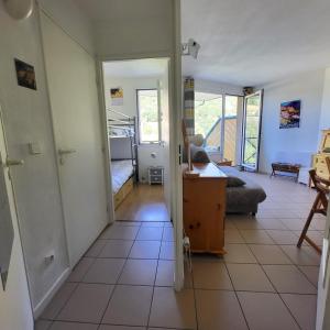 una sala de estar con una puerta que da a un dormitorio en Comfortable 30m balcony and mountain view, en Briançon