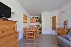 cocina y comedor con mesa y sofá en Comfortable 30m balcony and mountain view, en Briançon