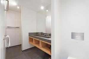 une salle de bains avec un lavabo et un miroir dans l'établissement Seaside Family Villa 6p - Direct bij het Strand - Villa 24, à Ouddorp 32 autres photos