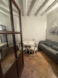 a living room with a couch and a table at Appartamento Serenity Lake in Lierna