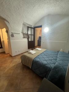 a bedroom with a blue bed in a room at Appartamento Serenity Lake in Lierna