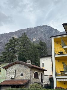 a building with a mountain in the background at Appartamento Serenity Lake in Lierna