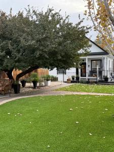 Κήπος έξω από το Downtown Cottage Early Check-in Loads of Amenities