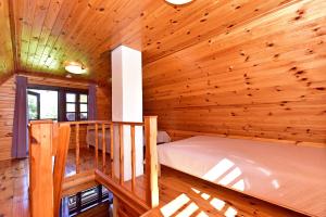 SkirlėnaiLAKE VIEW Resort - Sodyba的小木屋设有床和窗户