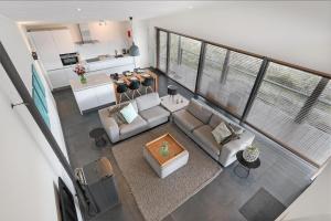 an overhead view of a living room and kitchen at Dune & Lakeview Villa 6p - Luxe, Lounge & Verwarmd Terras - Villa 30 in Ouddorp