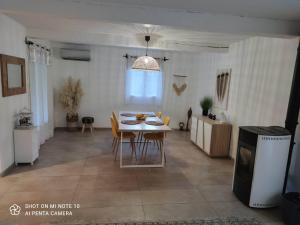 ル・ムイにあるVilla Katiramonaのテーブルと椅子のあるキッチンとダイニングルーム