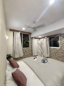 Fotografie z fotogalerie ubytování Amy Villa Lonavala - 5bhk- 5 mins from lonavala station with private swimming pool v destinaci Lonavala