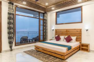 Ένα ή περισσότερα κρεβάτια σε δωμάτιο στο A Holiday Vacation Kasauli