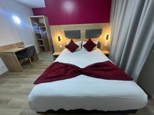 ブリュマトにあるHôtel NOROTELのベッドルーム1室(大型ベッド1台、赤い枕付)