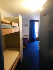 ヴァル・トランスにあるAltineige 4 Pers, Ski-inoutの二段ベッドが2つと窓のある部屋