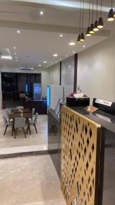 a living room with a table and a dining room at آنتري للشقق المخدومة in Buraydah