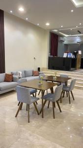 a living room with a table and chairs and a couch at آنتري للشقق المخدومة in Buraydah