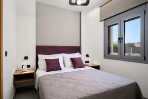 コキノス・ピルゴスにあるArismari Villa 1- Kokkinos Pyrgosのベッドルーム1室(大型ベッド1台、窓2つ付) +65枚の写真