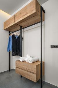 コキノス・ピルゴスにあるArismari Villa 1- Kokkinos Pyrgosの木製の棚の上に白いタオルが置かれたロフトベッド