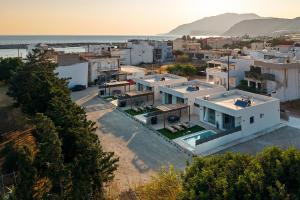 コキノス・ピルゴスにあるArismari Villa 1- Kokkinos Pyrgosの白い建物の町の空中風景