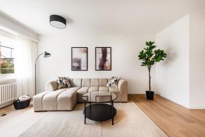 a living room with a couch and a table at GOLD-APARTMENT 2 !Gratis Parken, Free Parking! in Frauenfeld