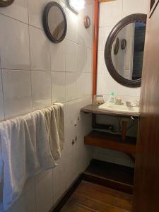 ein Badezimmer mit Waschbecken, Spiegel und Handtüchern in der Unterkunft Citón in Salsipuedes