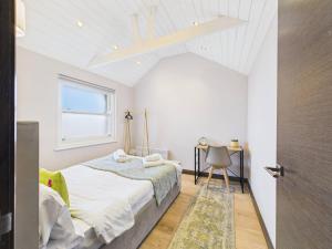 Ένα ή περισσότερα κρεβάτια σε δωμάτιο στο Stylish Mews House, Private Garden, Sleeps 4, Central Location