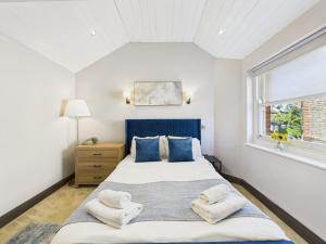 Ένα ή περισσότερα κρεβάτια σε δωμάτιο στο Stylish Mews House, Private Garden, Sleeps 4, Central Location