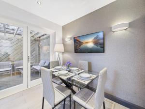 Μια τηλεόραση ή/και κέντρο ψυχαγωγίας στο Stylish Mews House, Private Garden, Sleeps 4, Central Location