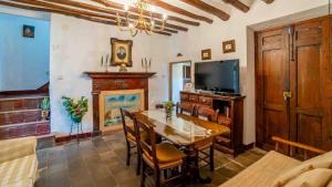 TV a/nebo společenská místnost v ubytování Cortijo La Nobleza