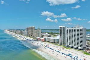 una vista aérea de la playa y los edificios en Island Royale P502, en Gulf Shores