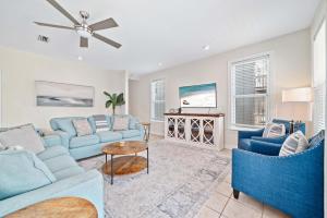 ein Wohnzimmer mit blauen Sofas und einem Tisch in der Unterkunft Thats What Sea Said in Fort Morgan