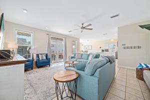 ein Wohnzimmer mit einer blauen Couch und einer Küche in der Unterkunft Thats What Sea Said in Fort Morgan