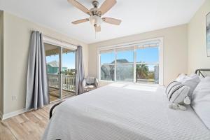 ein Schlafzimmer mit einem Bett und einem großen Fenster in der Unterkunft Thats What Sea Said in Fort Morgan + 58 Fotos