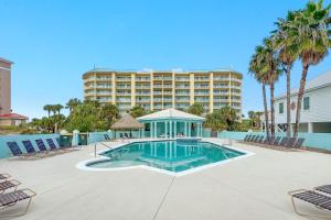 ein Resort mit einem Pool und einem Hotel in der Unterkunft Thats What Sea Said in Fort Morgan