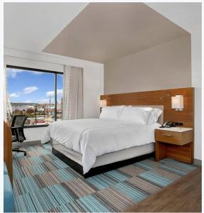 a bedroom with a bed and a desk and a window at EVEN Hotel Seattle Downtown - Lake Union by IHG in Seattle +48 photos