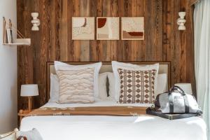 a bedroom with a bed with a wooden wall at Le Refuge Chez La Tante - Mont d'Arbois, accès en télécabine avant 16h30 in Saint-Gervais-les-Bains +22 photos