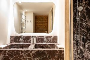 a bathroom with a sink and a mirror at Le Refuge Chez La Tante - Mont d'Arbois, accès en télécabine avant 16h30 in Saint-Gervais-les-Bains