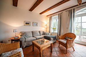 a living room with a couch and chairs at Ferienwohnung "Wildgans" in Schaprode
