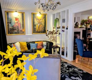 a living room with a couch and yellow flowers at La Tremblante in Mont-Tremblant
