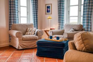 a living room with two chairs and a table at Ferienhaus "Lachmöwe" in Vaschvitz