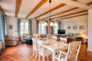 a dining room with a white table and chairs at Ferienhaus "Lachmöwe" in Vaschvitz