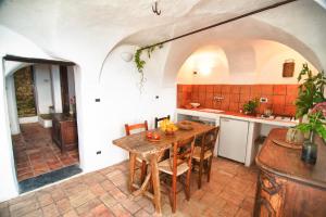 Η κουζίνα ή μικρή κουζίνα στο Lovers' Nest - Unità 1