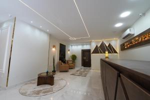 eine Lobby mit einer Rezeption und einem Wohnzimmer in der Unterkunft Pyramids Khan Hotel in Kairo + 77 Fotos