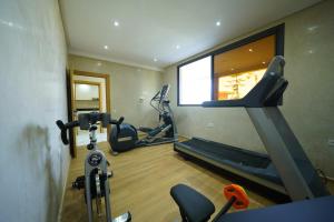 einen Fitnessraum mit zwei Laufbändern und einem Spiegel in der Unterkunft Villa Royal Paradise - Pool, Football, Tennis, Cinema in Sidi Bibi