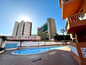 een zwembad voor sommige gebouwen bij Sunrise Serenity in Puerto de la Cruz in Puerto de la Cruz