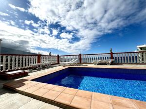 een zwembad op het terras van een huis bij Sunrise Serenity in Puerto de la Cruz in Puerto de la Cruz